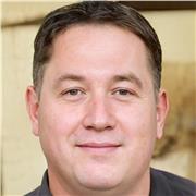 Chemie-Nachhilfelehrer für Gymnasiasten, verfügbar für persönlichen und Online-Unterricht.